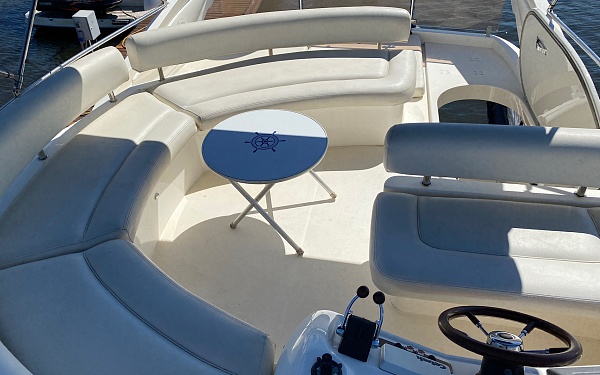 Аренда моторной яхты Sunseeker 44 в Москве - флайбридж